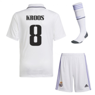 Детская форма Реал Мадрид 2023 года Кроос 8 с гетрами