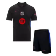 гостевая футбольная форма барселона 2025